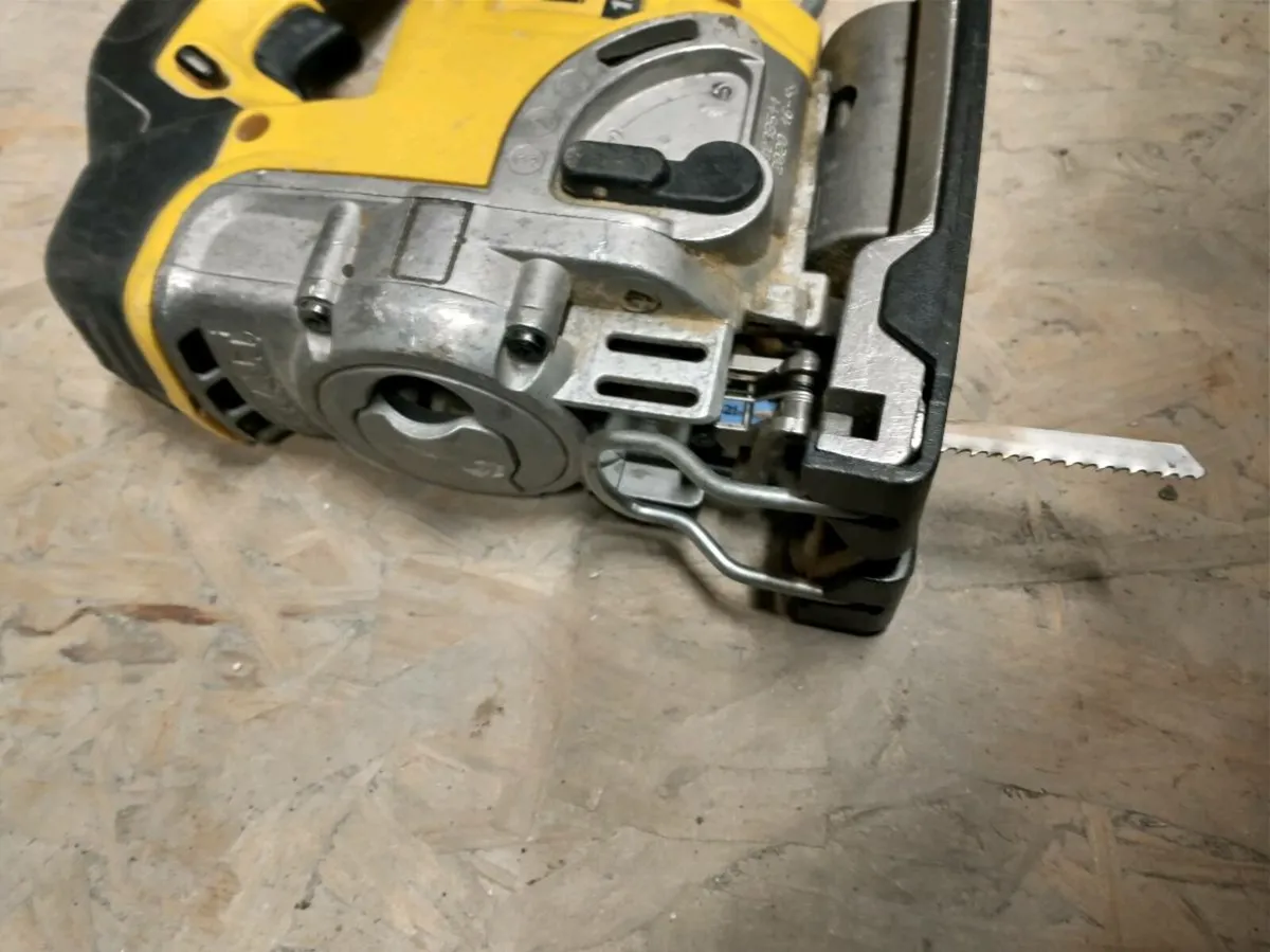 DeWalt Jig Saw DCS331 - BARE UNIT - Image 3