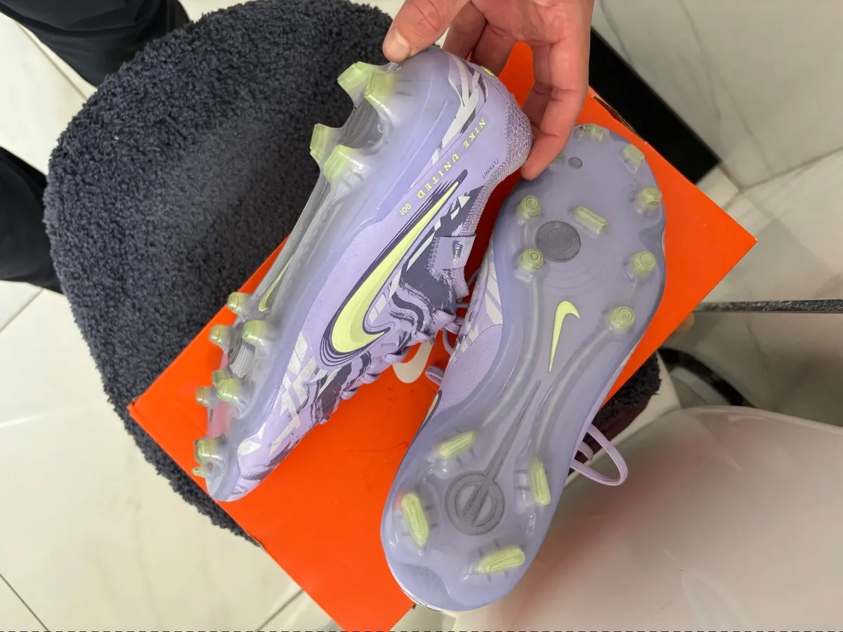 Football boots - Image 1