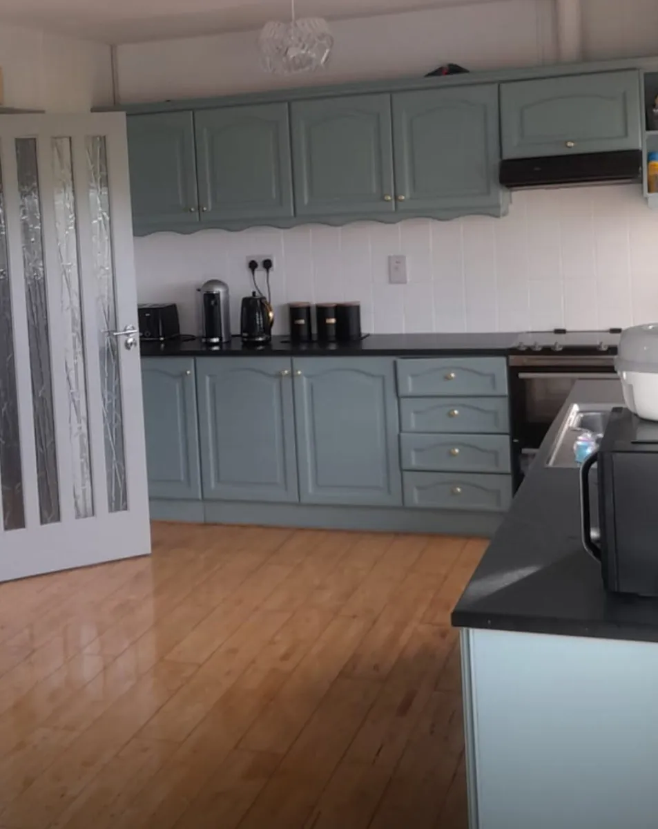 Kitchen & worktops - Image 1