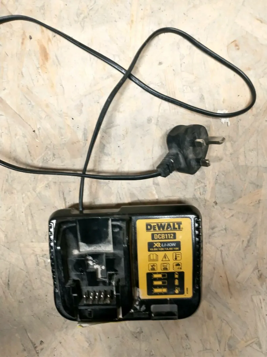 DeWalt charger DCB112 - Image 2