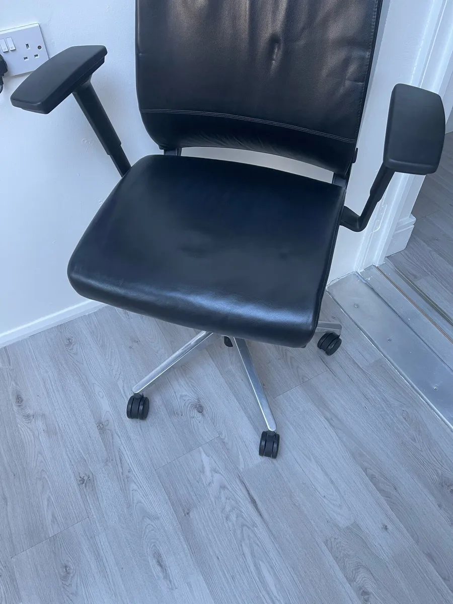 Steelcase Think V1 Office Chair - Image 2