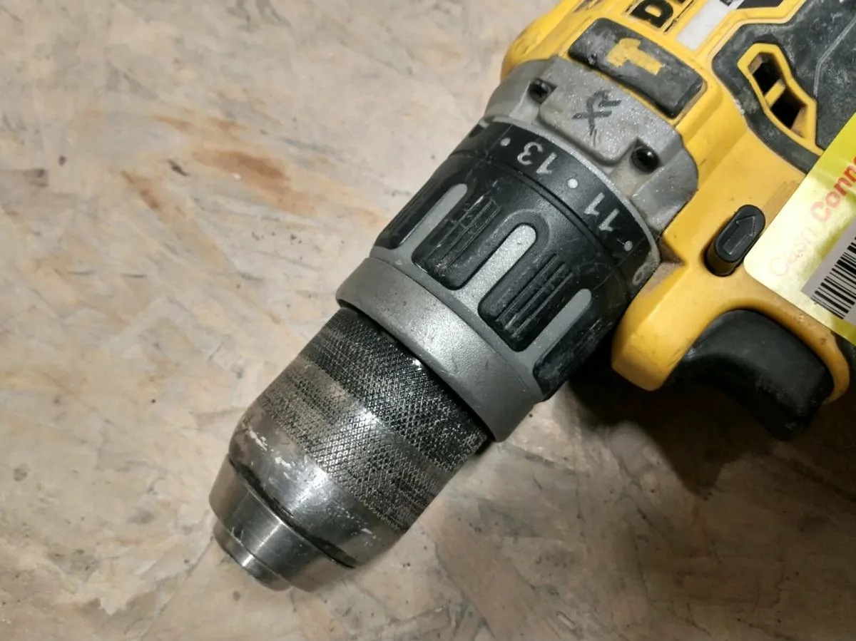 DeWalt drill DCD779 + 5Ah battery - Image 3
