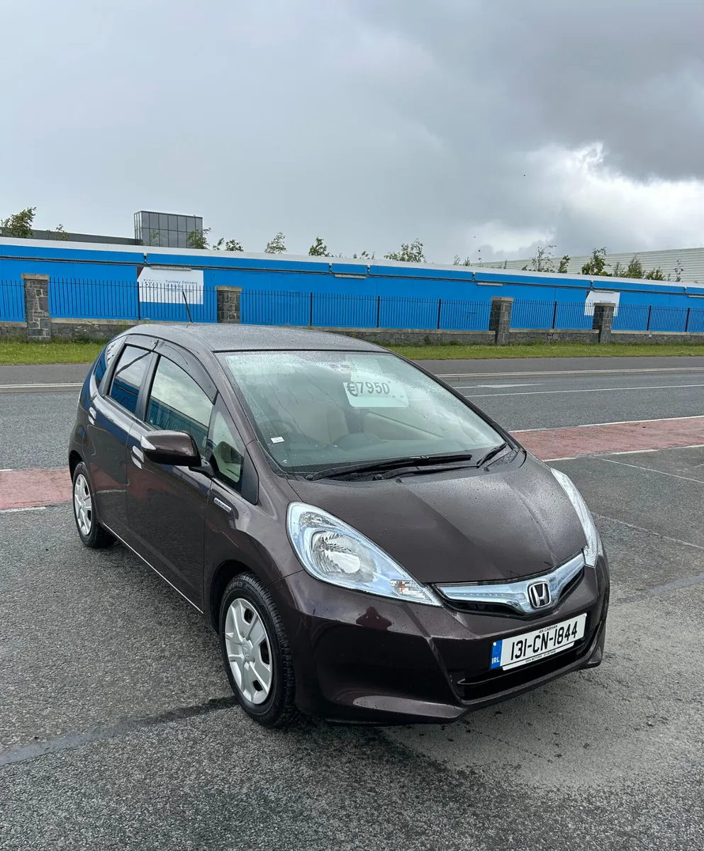 2013 Honda Fit (Jazz) 1.3 hybrid Auto LOW KMS - Image 2