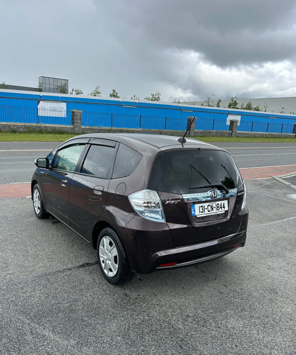 2013 Honda Fit (Jazz) 1.3 hybrid Auto LOW KMS - Image 3