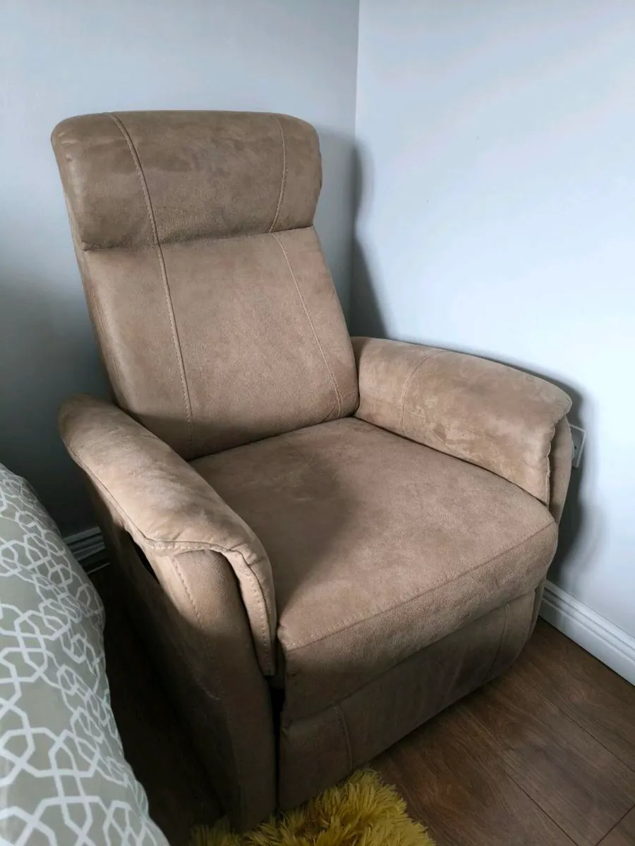 Recliner armchair