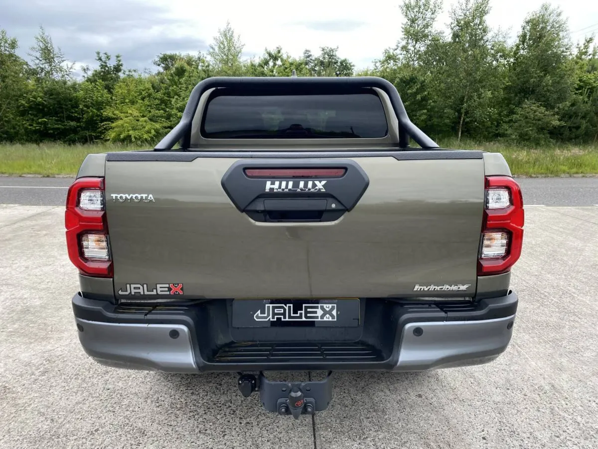 2025 TOYOTA HILUX 2.8 D-4D MHEV INVINCIBLE X AUTO - Image 4