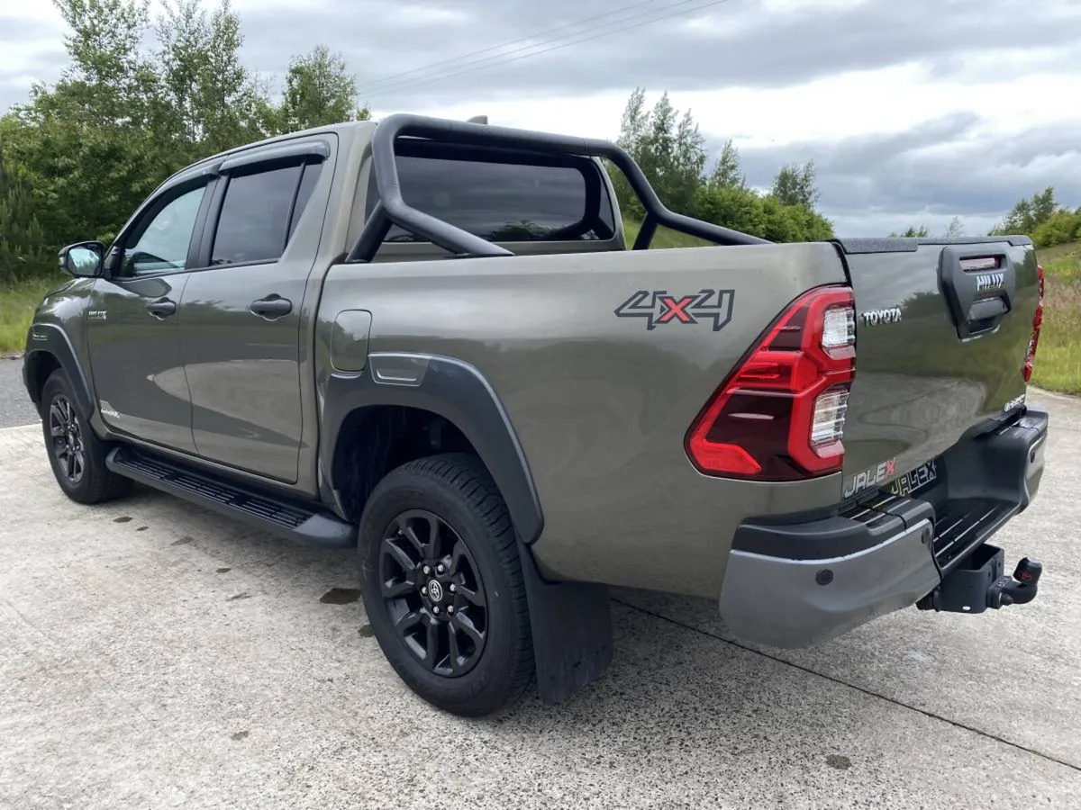 2025 TOYOTA HILUX 2.8 D-4D MHEV INVINCIBLE X AUTO - Image 3