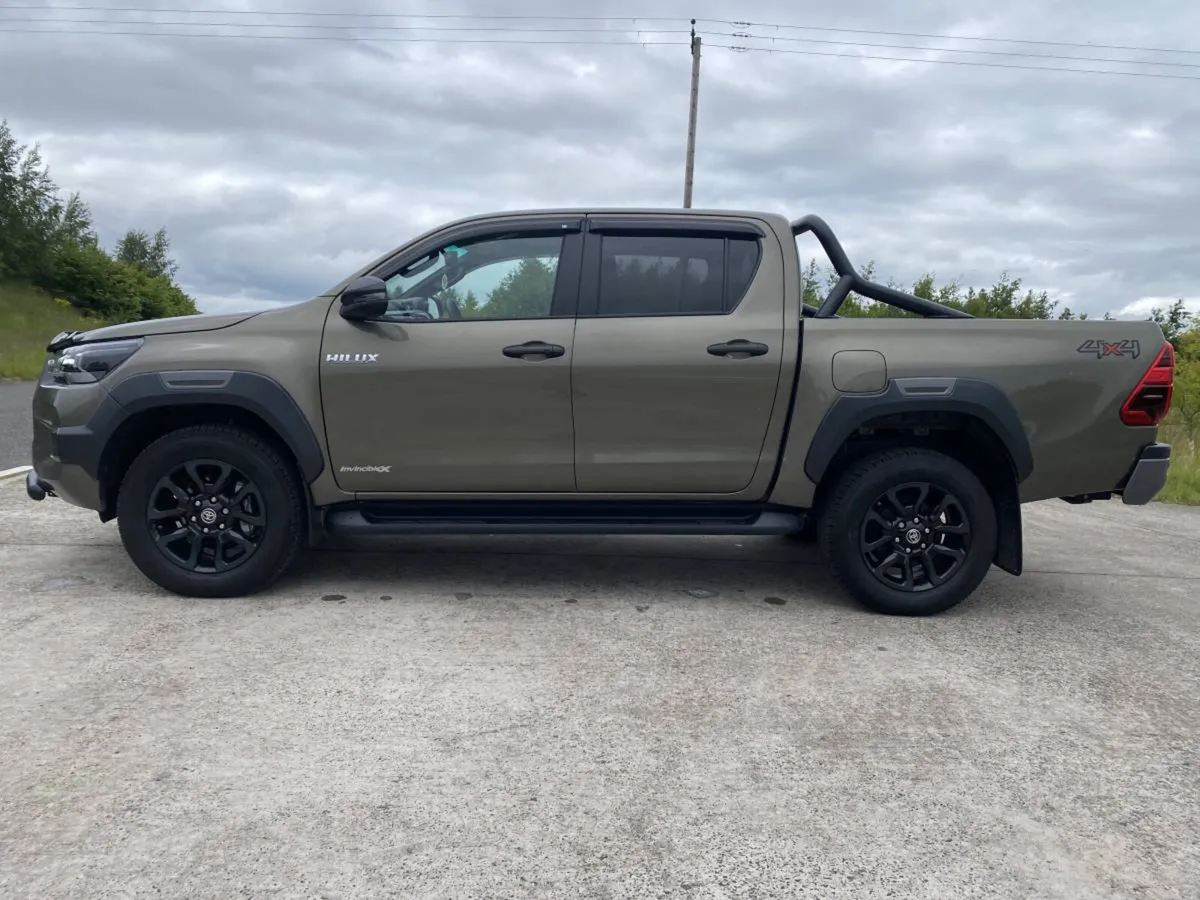 2025 TOYOTA HILUX 2.8 D-4D MHEV INVINCIBLE X AUTO - Image 2