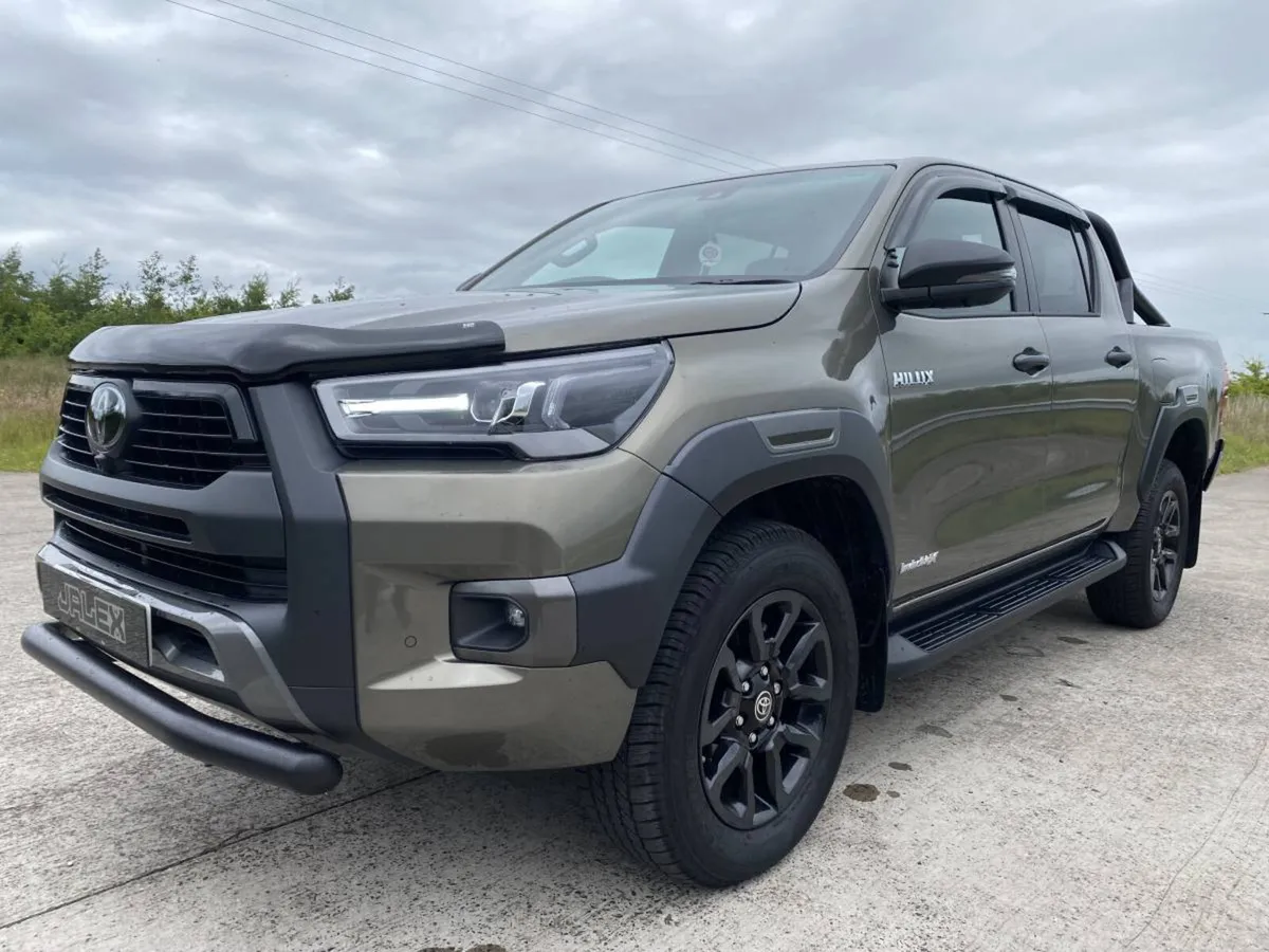 2025 TOYOTA HILUX 2.8 D-4D MHEV INVINCIBLE X AUTO - Image 1