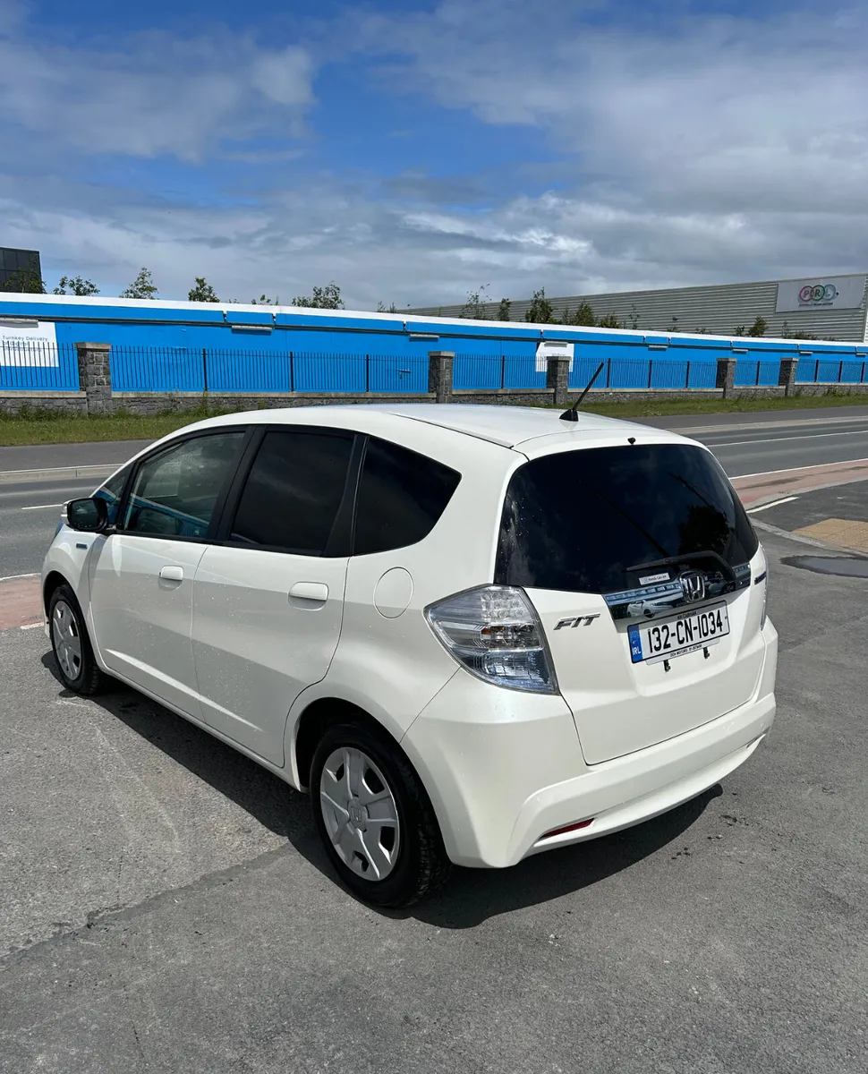 2013 Honda Fit 1.3 Hybrid Auto LOW KMS - Image 3