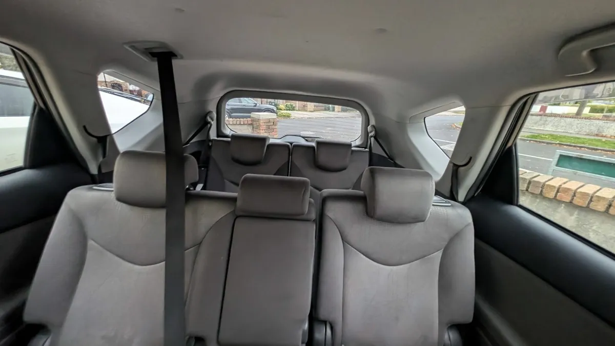 Toyota Prius 2012 7 seats - Image 1