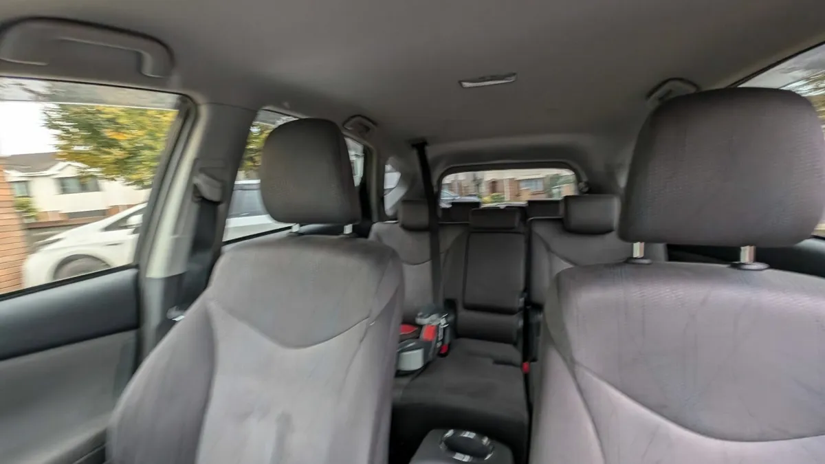 Toyota Prius 2012 7 seats - Image 2