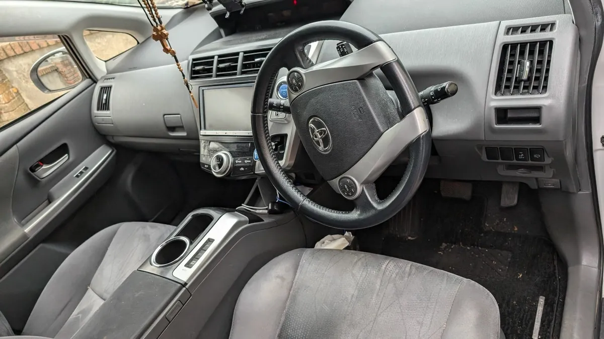 Toyota Prius 2012 7 seats - Image 3