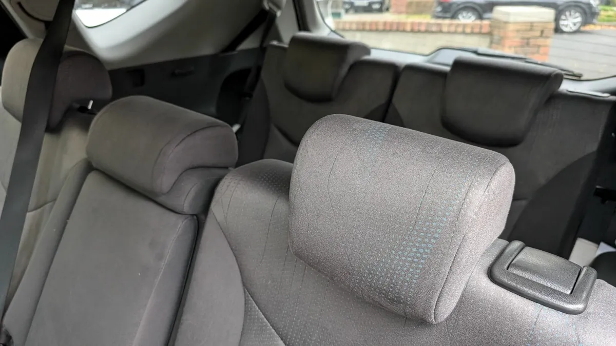 Toyota Prius 2012 7 seats - Image 4