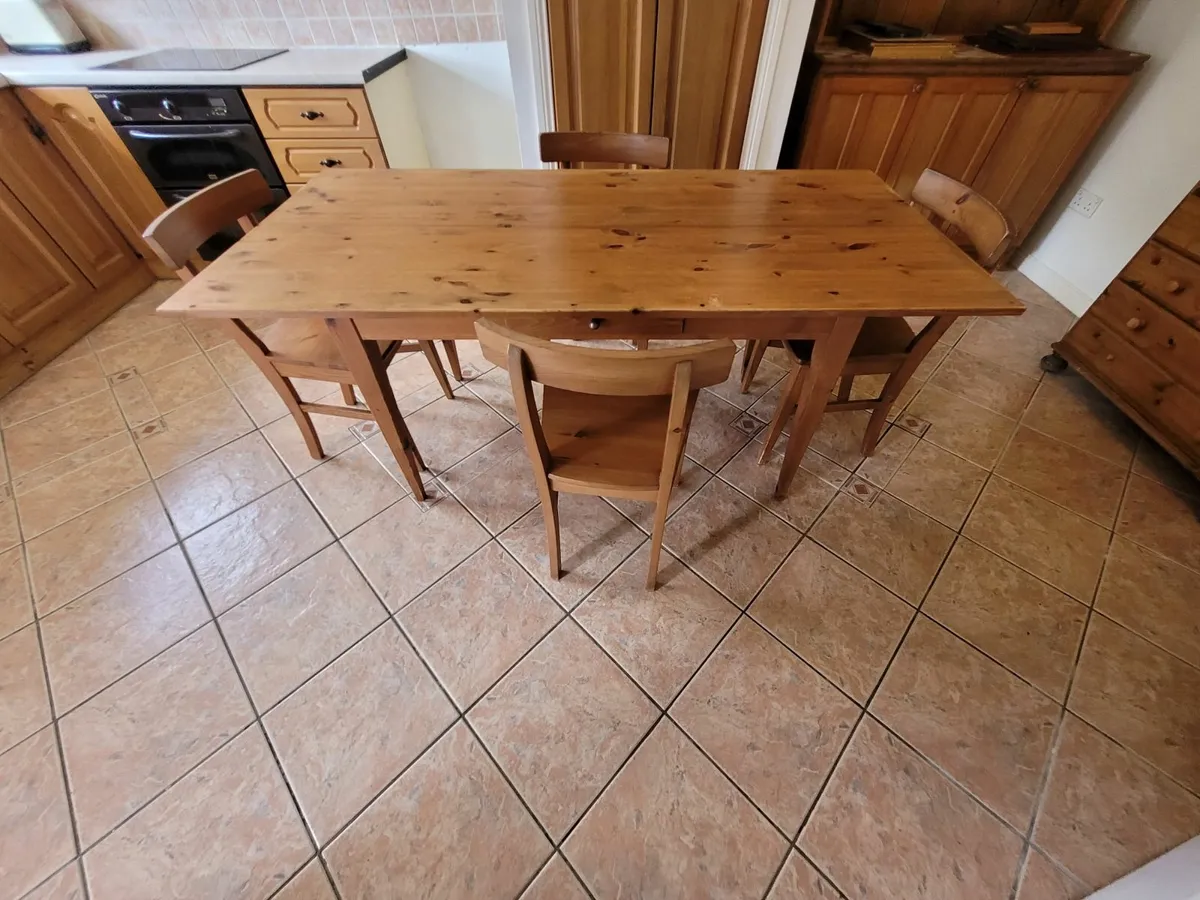 Pine kitchen table and 4 chairs - Image 1