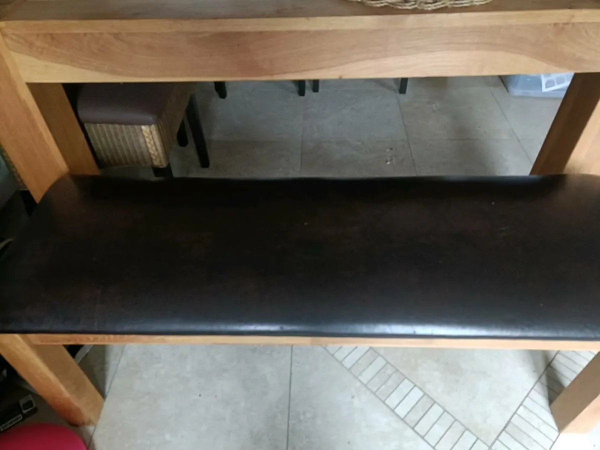 Kitchen table/ dining table with chairs - Image 4