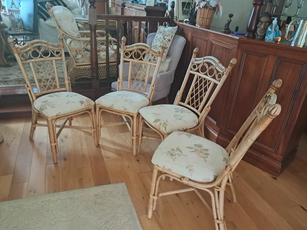 Round cane table with 4 cane chairs - Image 1
