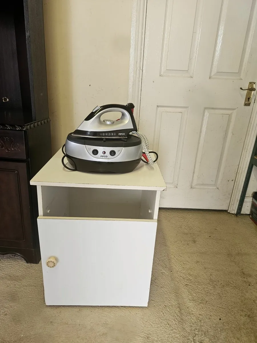 Beside locker and steam iron free to take away - Image 1