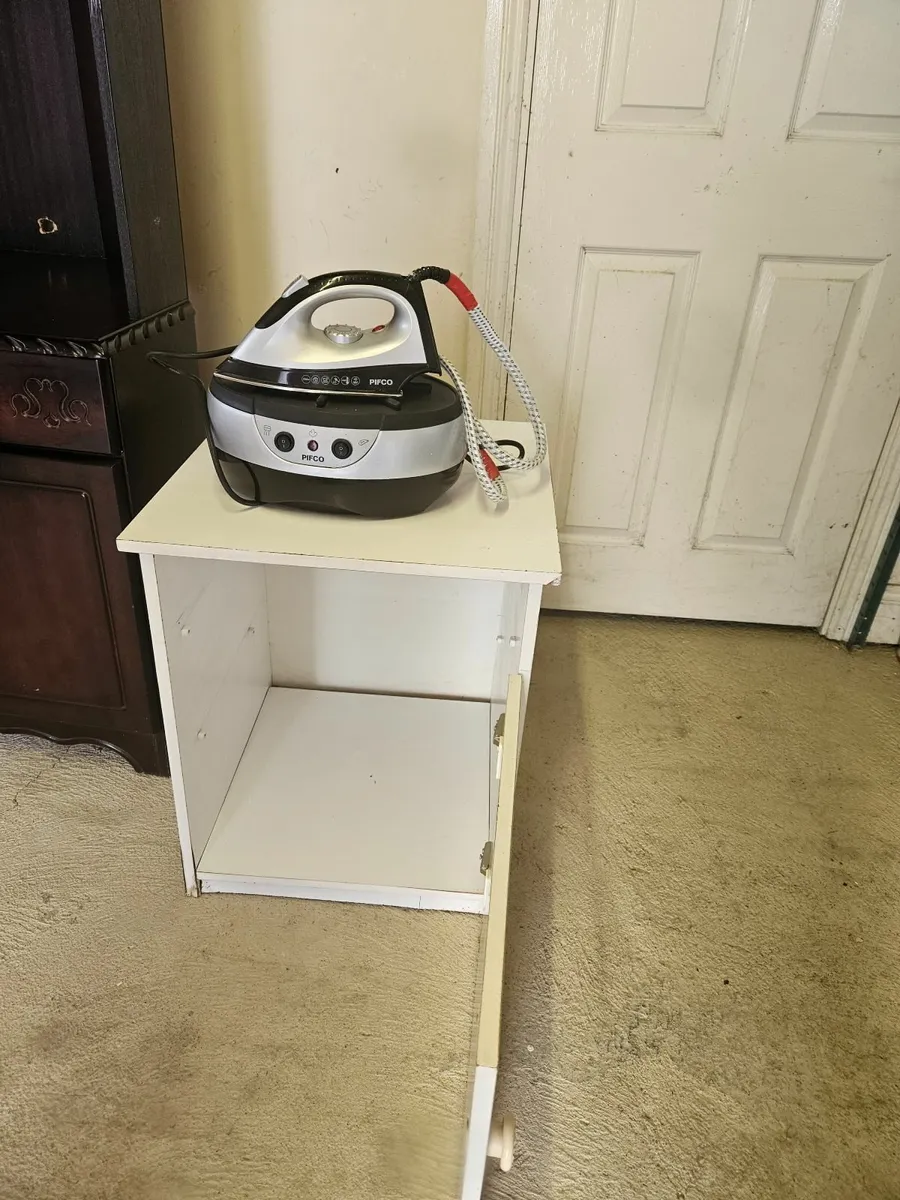 Beside locker and steam iron free to take away - Image 2