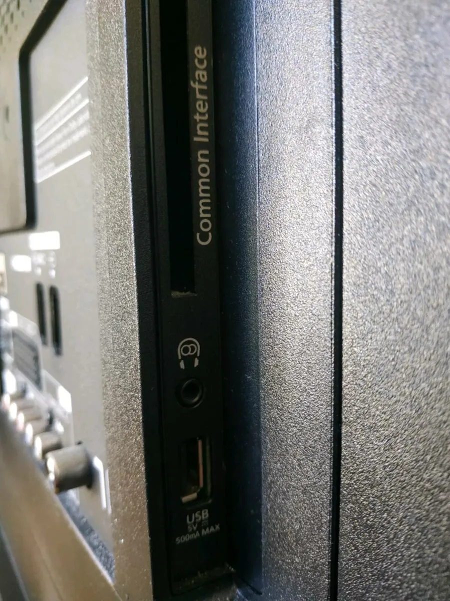 32" Panasonic HD LCD TV, slim profile. - Image 2