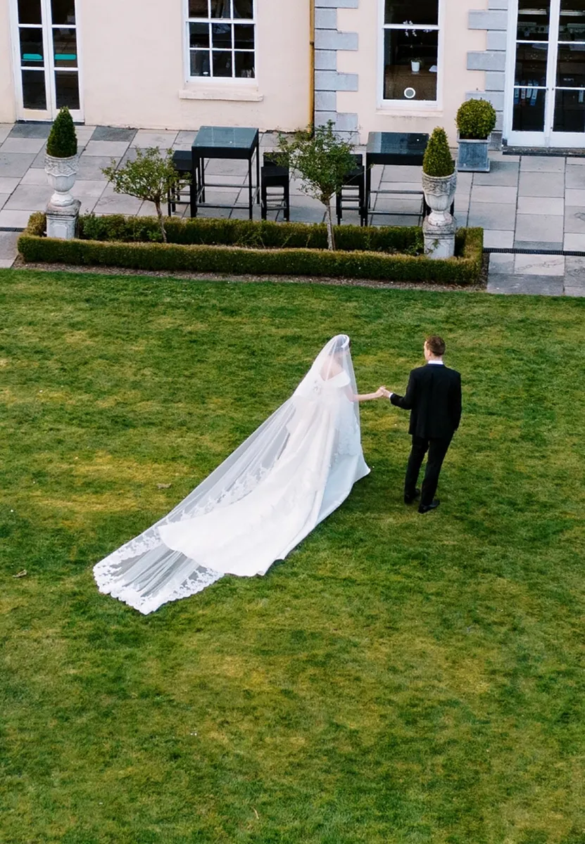 2 wedding dresses and veil (bought for 7000€) - Image 1