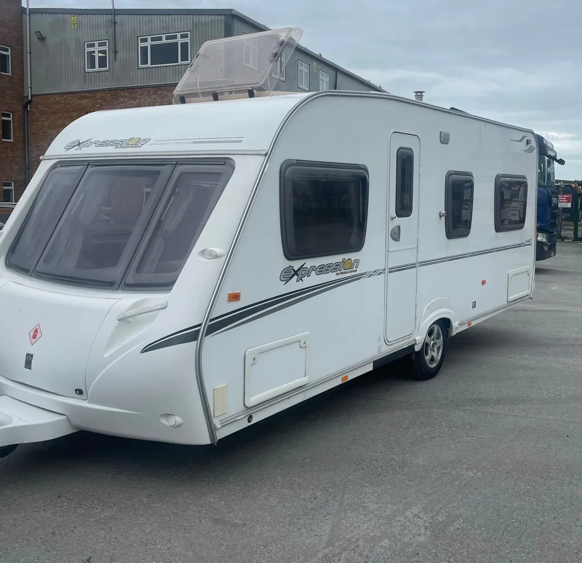 2010 Abbey 4/5 berth fixed bed & remote mover - Image 1