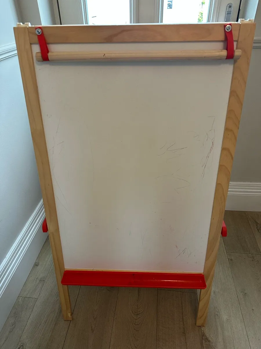 Free kids art easel - Image 1