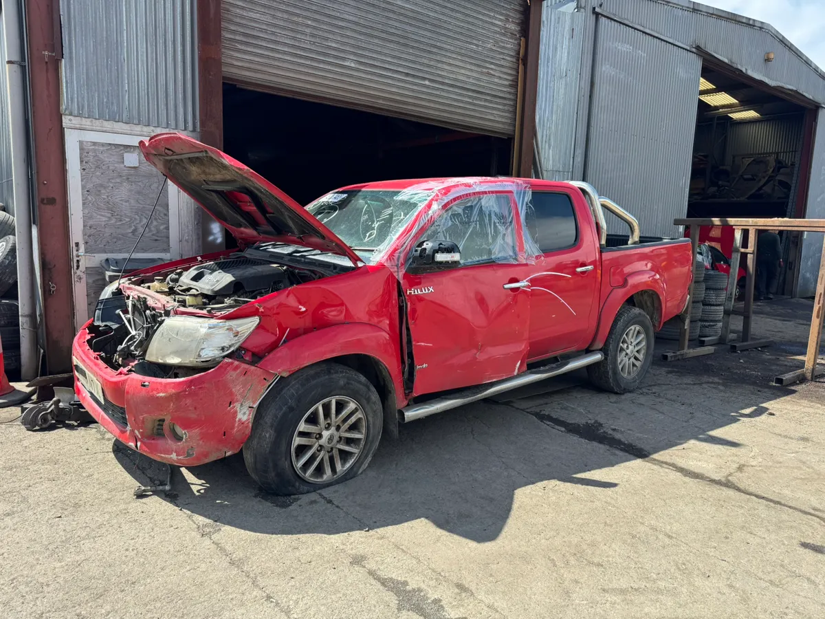 Breaking 2016 Toyota hi-lux invincible - Image 1