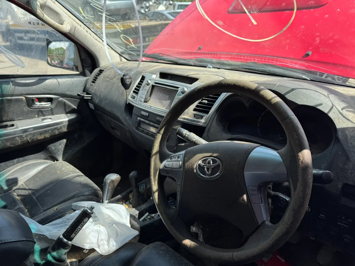 Breaking 2016 Toyota hi-lux invincible - Image 3