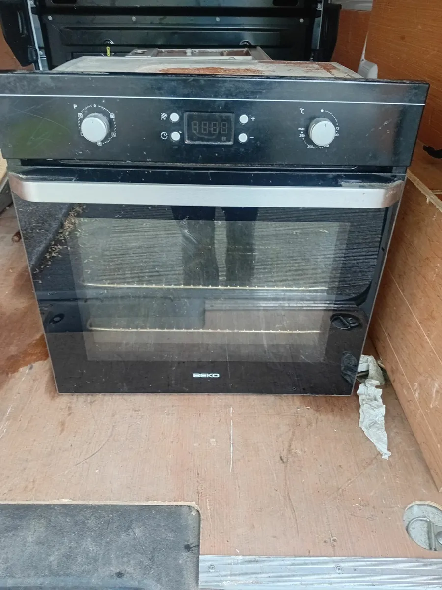 Oven and hob - Image 3