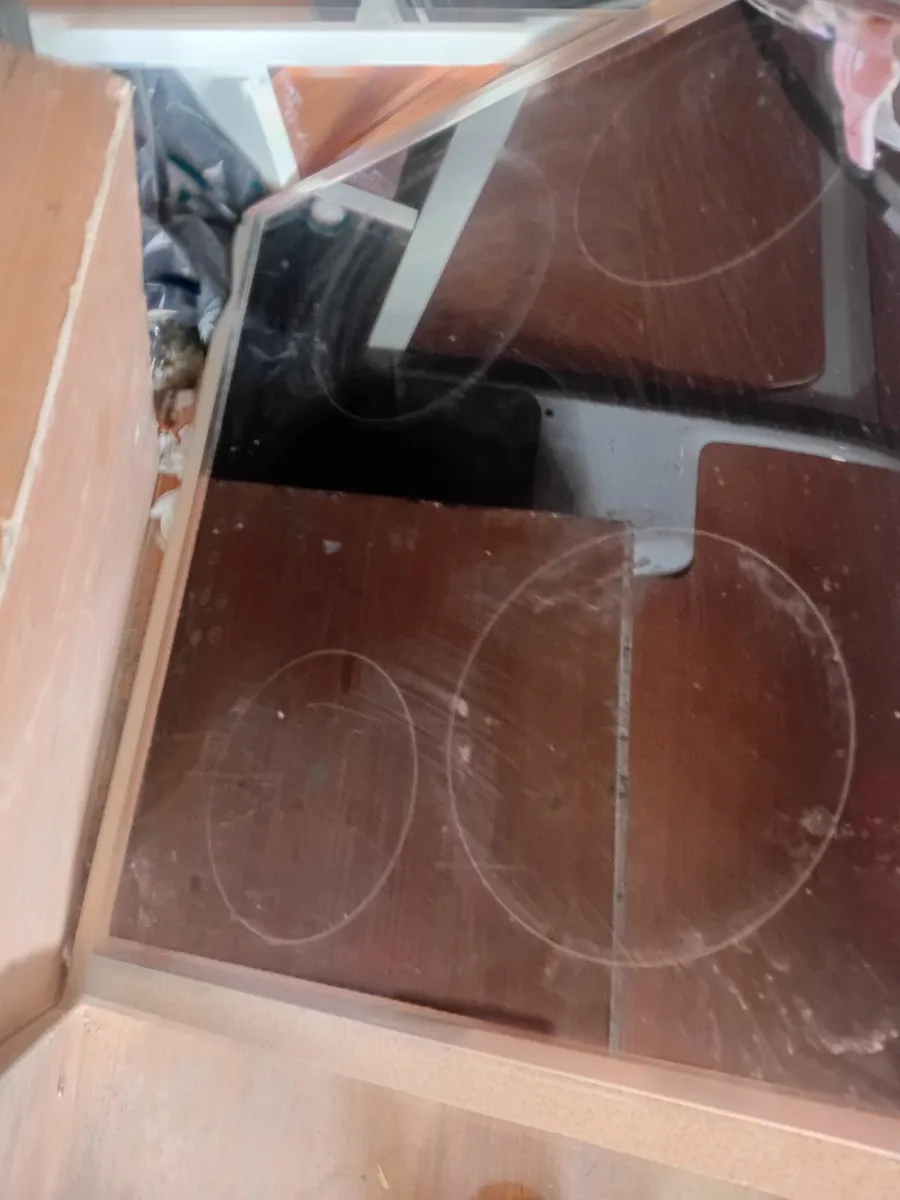 Oven and hob - Image 4