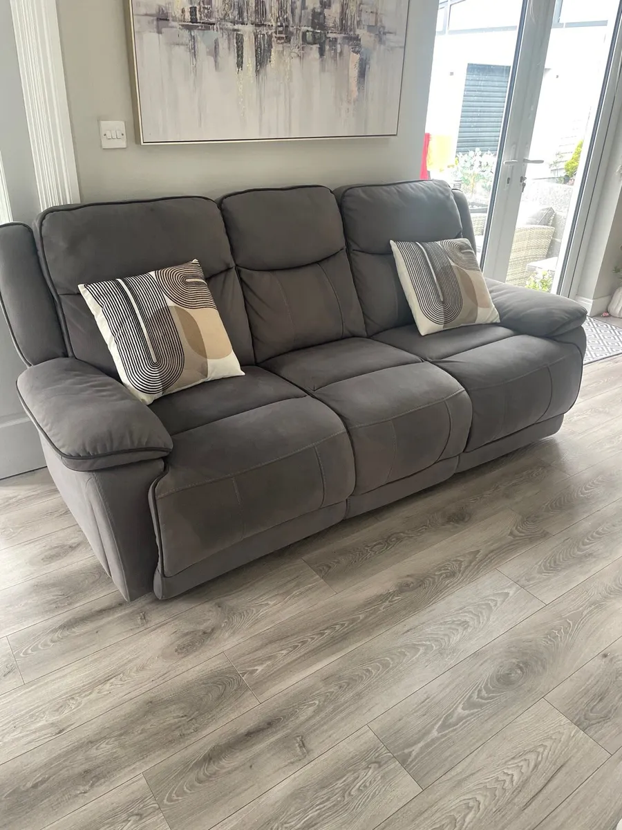 3 seater reclining couch - Image 1