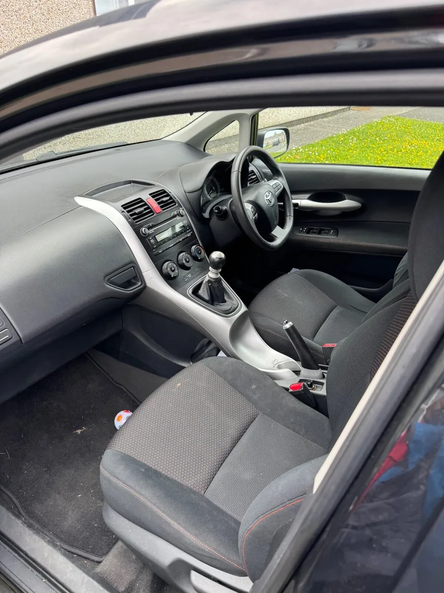 Toyota Auris 2011 - Image 2