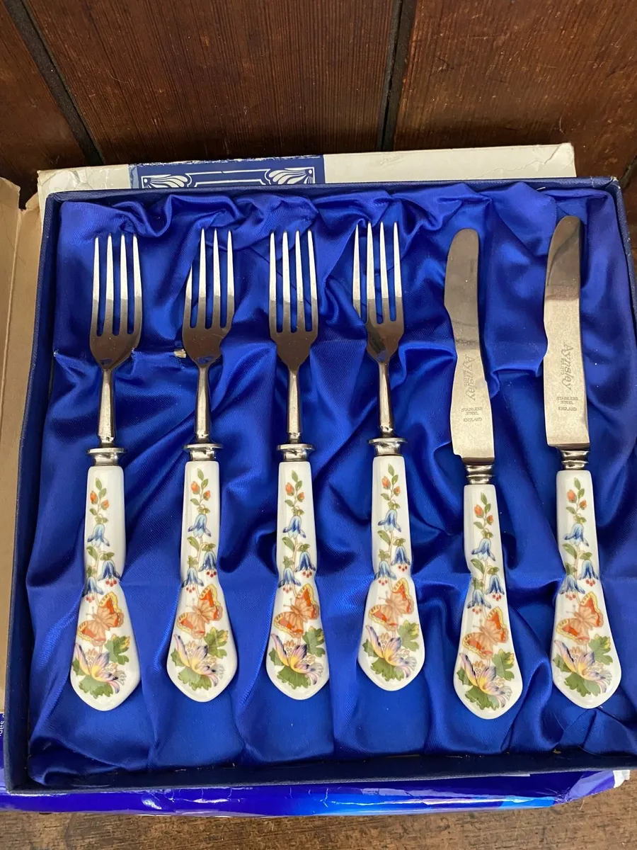 Aynsley china handled cutlery DELIVERY AVAILABLE - Image 1