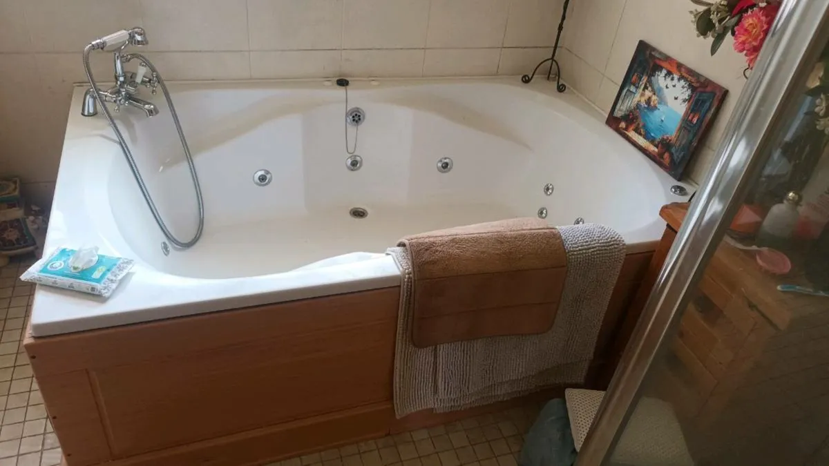 Jacuzzi bath/toilet/cistern/cabinet/sink - Image 1