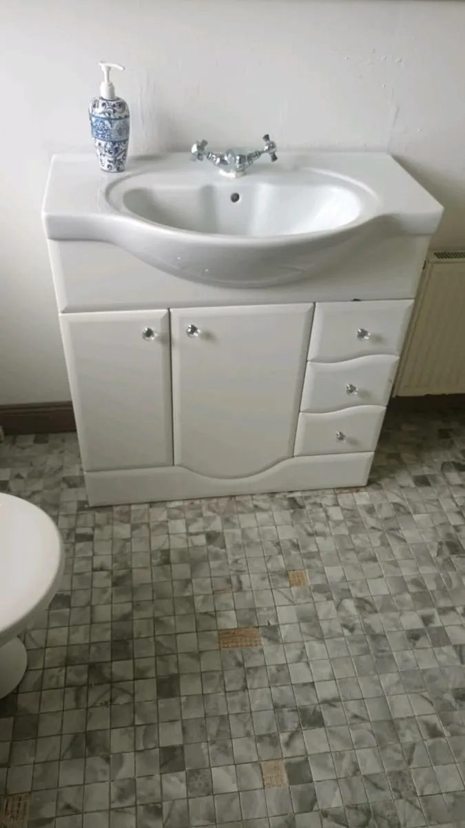 Jacuzzi bath/toilet/cistern/cabinet/sink - Image 3