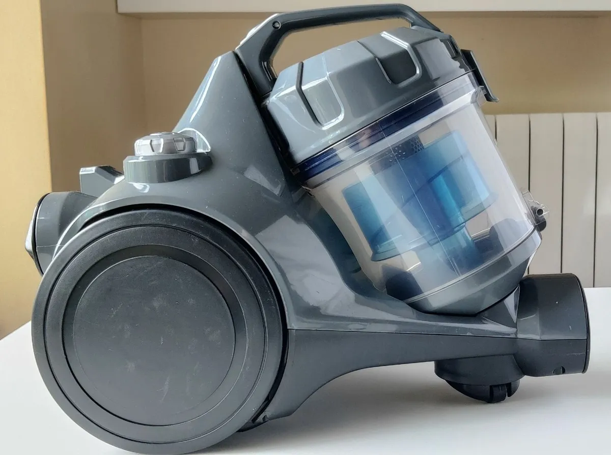 Bagless Cylinder Vacuum – 700W + Extra Filter - Image 4