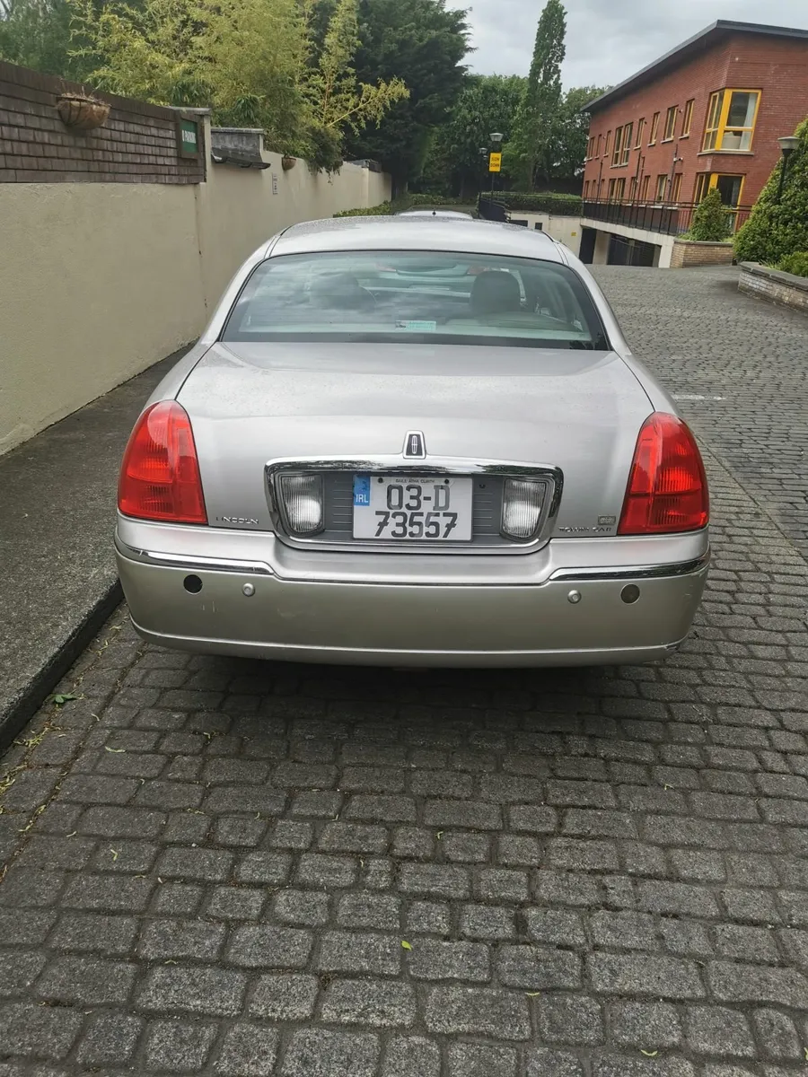 Lincoln Towncar 2003 - Image 1