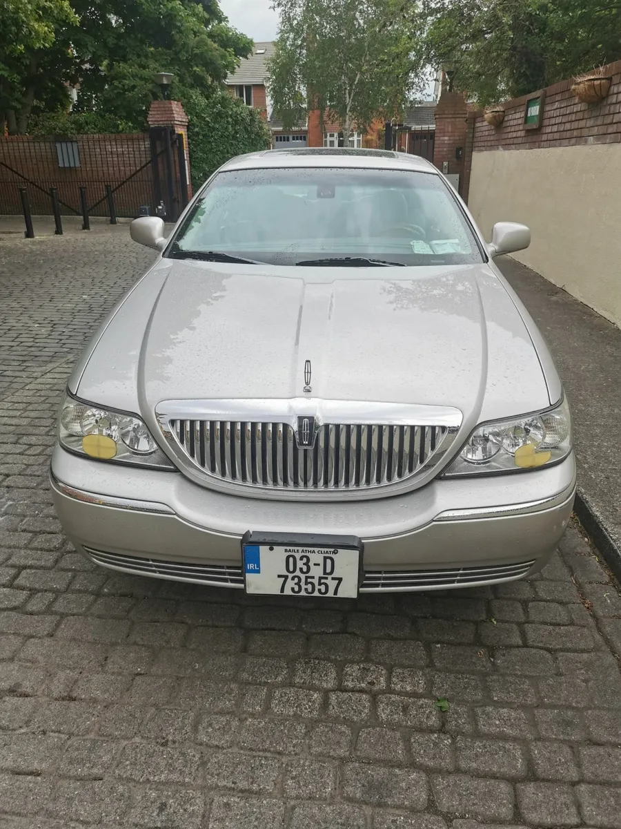 Lincoln Towncar 2003 - Image 2