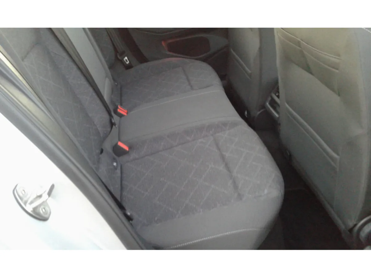 Volkswagen Golf LIFE 2.0 TDI 115HP 5DR - Image 4