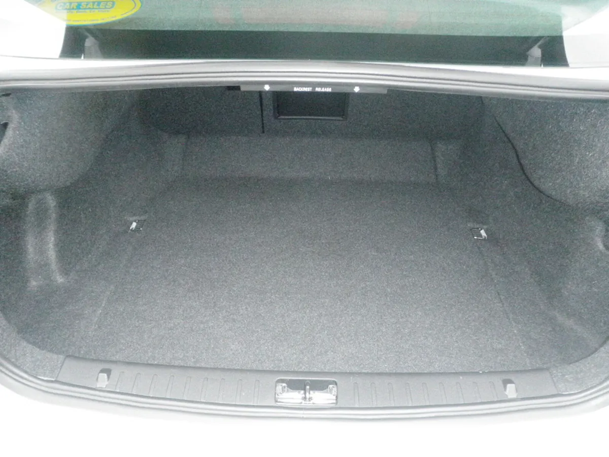 Volvo S60 D2 SE 4DR - Image 4