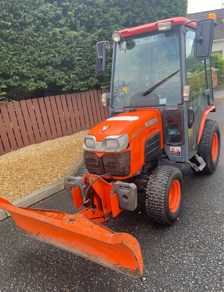 Kubota B2530 compact tractor . 2011 - Image 2
