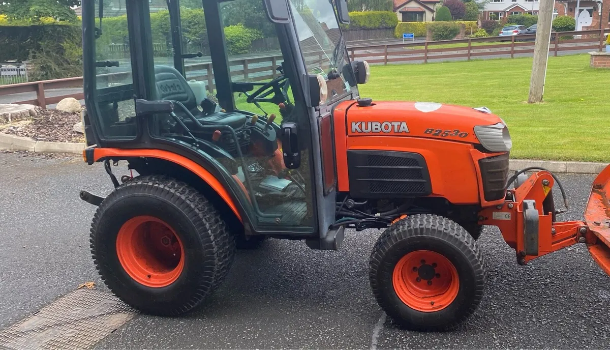 Kubota B2530 compact tractor . 2011 - Image 3