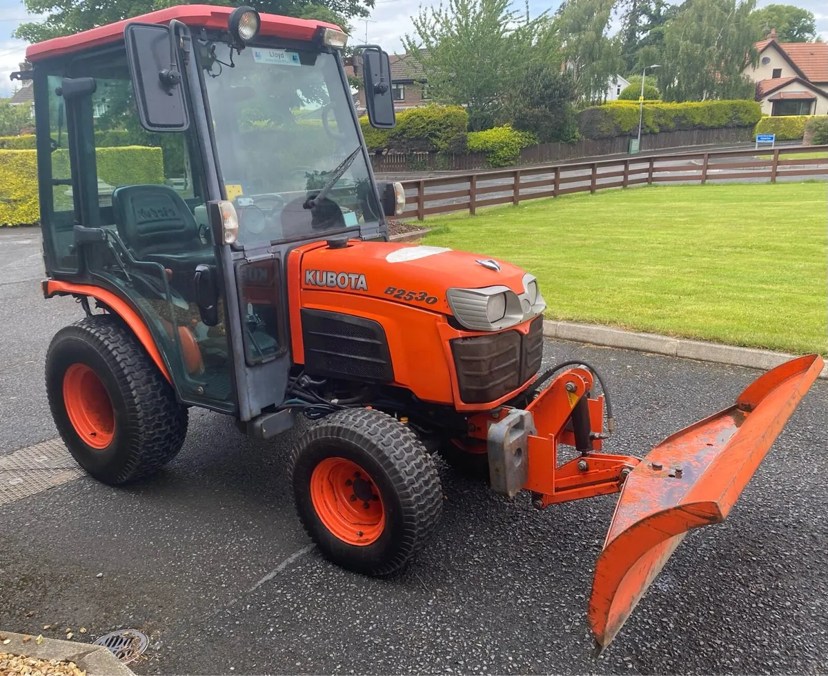 Kubota B2530 compact tractor . 2011 - Image 4