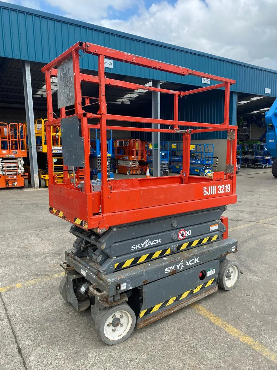 2016 SKYJACK SJ3219 25FT ELECTRIC SCISSOR - Image 1