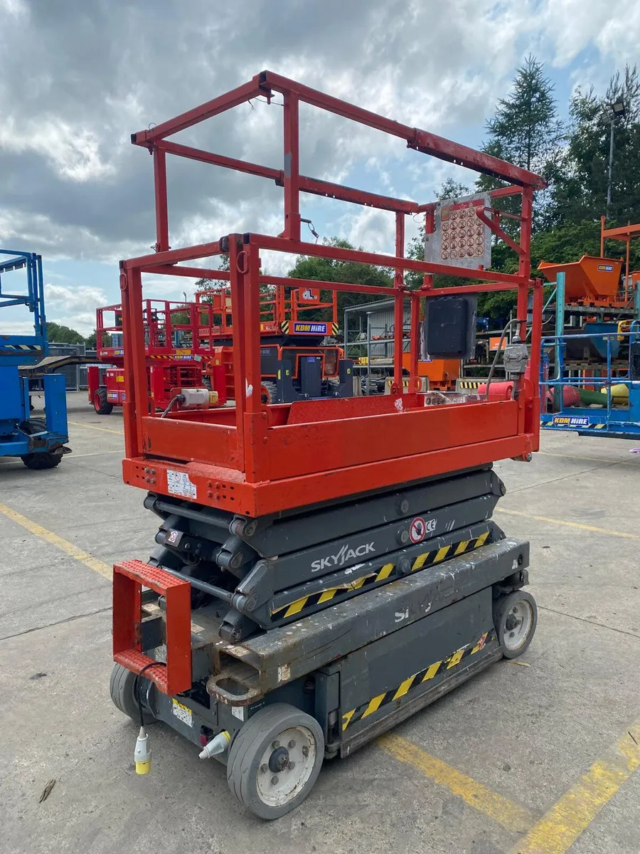 2016 SKYJACK SJ3219 25FT ELECTRIC SCISSOR - Image 4
