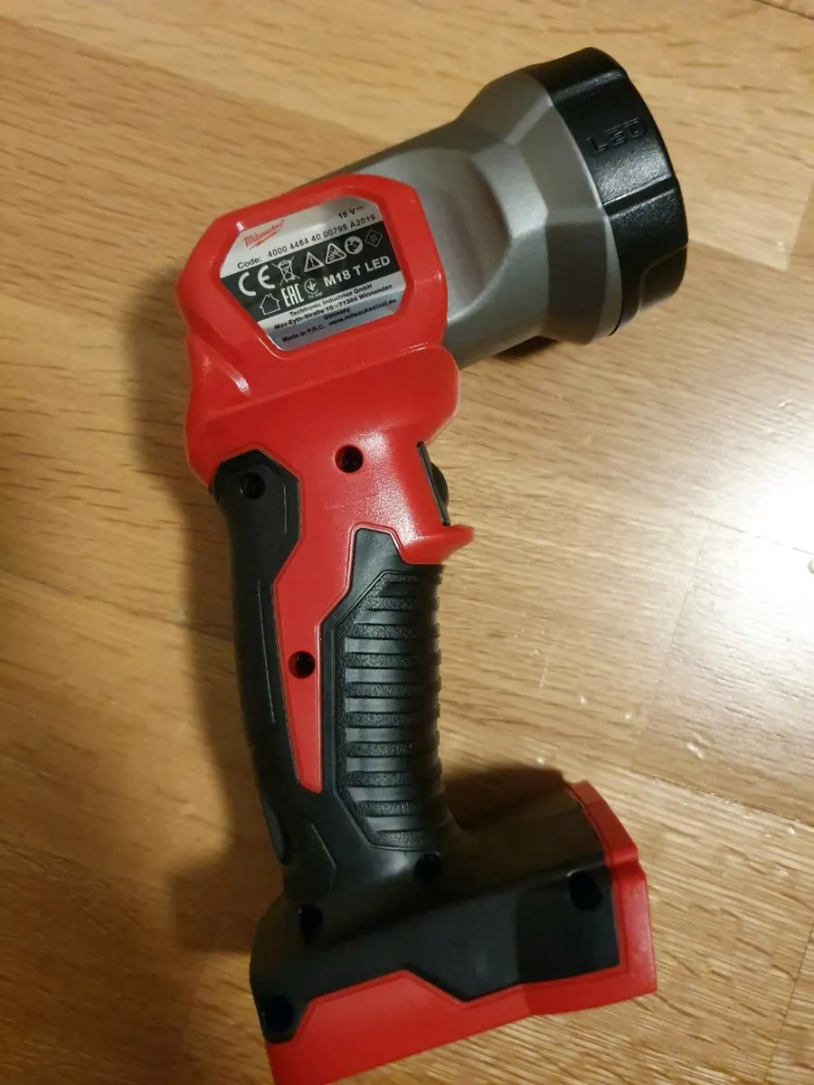 Milwaukee M18 Handheld LED Light - Image 3