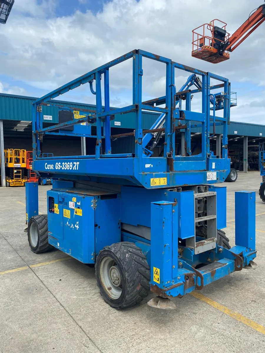 2013 GENIE GS3369RT 39FT DIESEL SCISSOR - Image 2