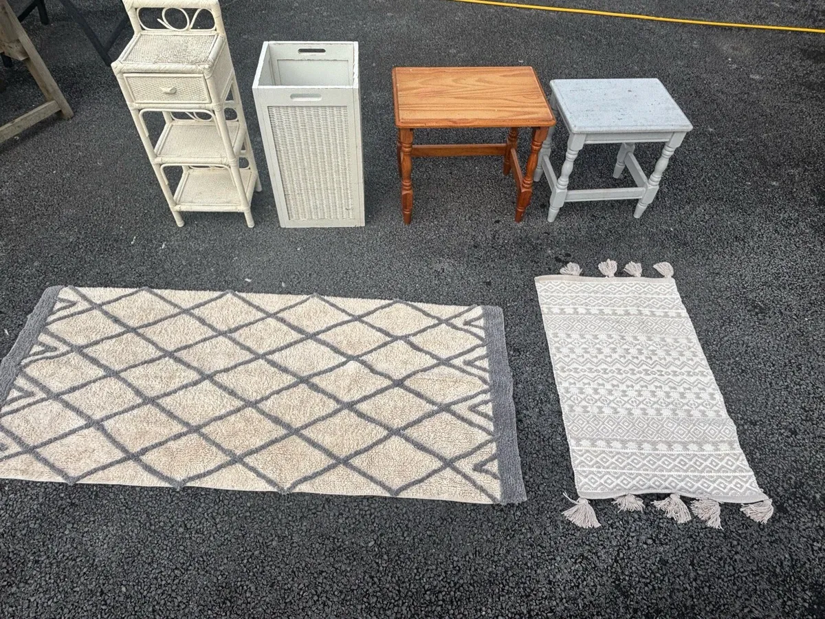 €20 Tables and Rugs - Image 1