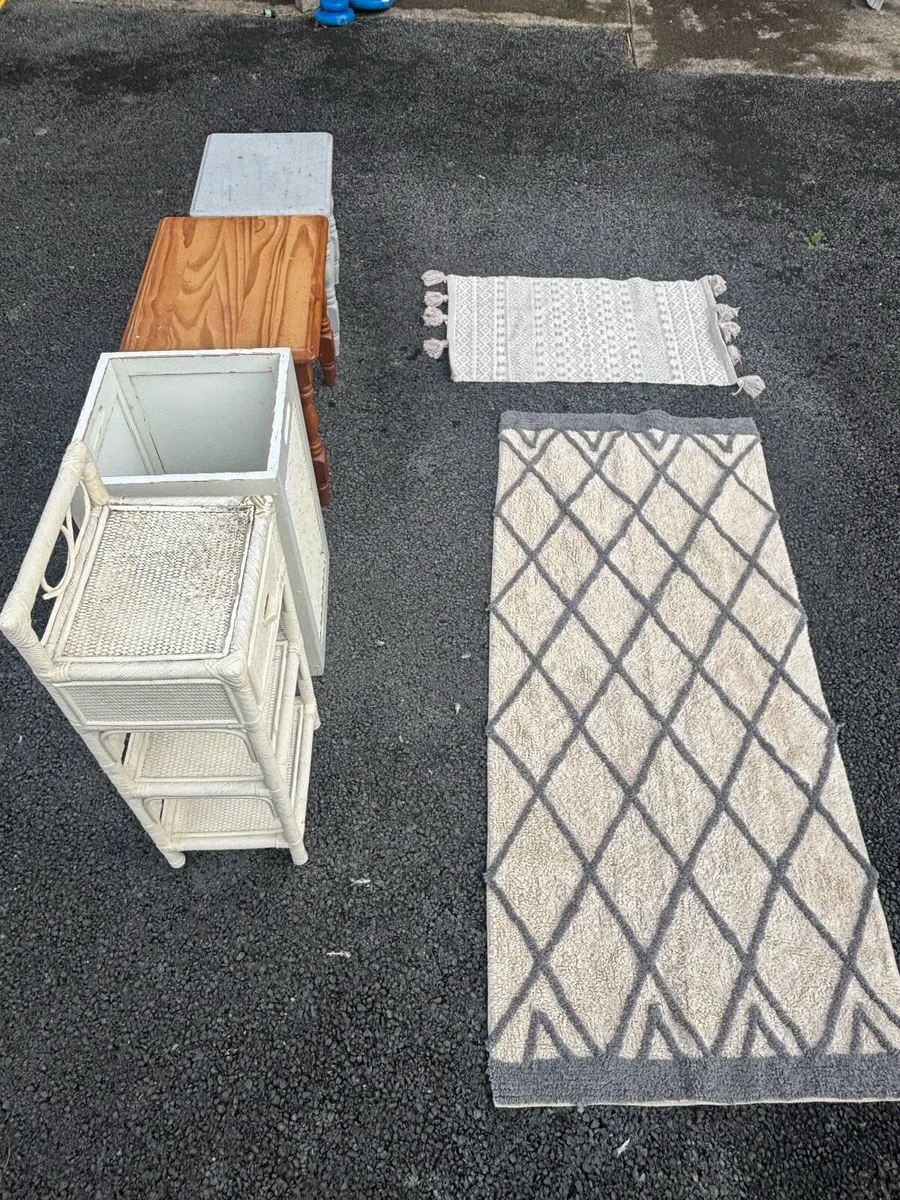 €20 Tables and Rugs - Image 2